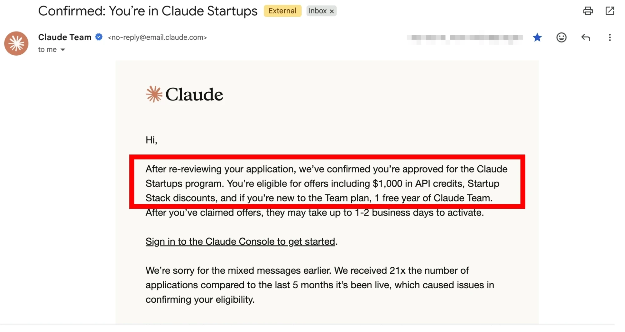 Claude 发来的“Confirmed: You’re in Claude Startups”邮件：重新审核后确认通过 Claude Startups Program，可领取 1,000 美元 API credits、Startup Stack 折扣和一年免费的 Claude Team